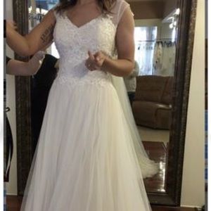 Never worn Mon Cheri wedding dress, size 4, style 117176.